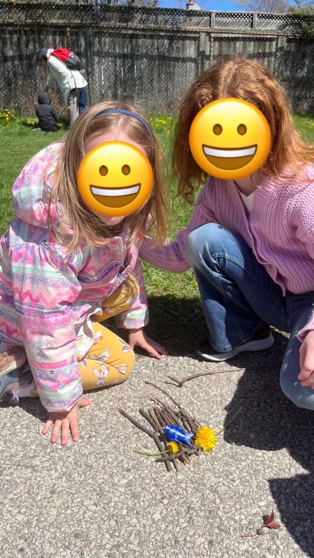Kindergarten students and their Grade 2 &amp; 3 learning buddies did some outdoor learning about birds, nests, habitats and structures! What a beautiful day to get outside to learn! <a href="/HaltonDSB/">HDSB</a> #outdooreducation