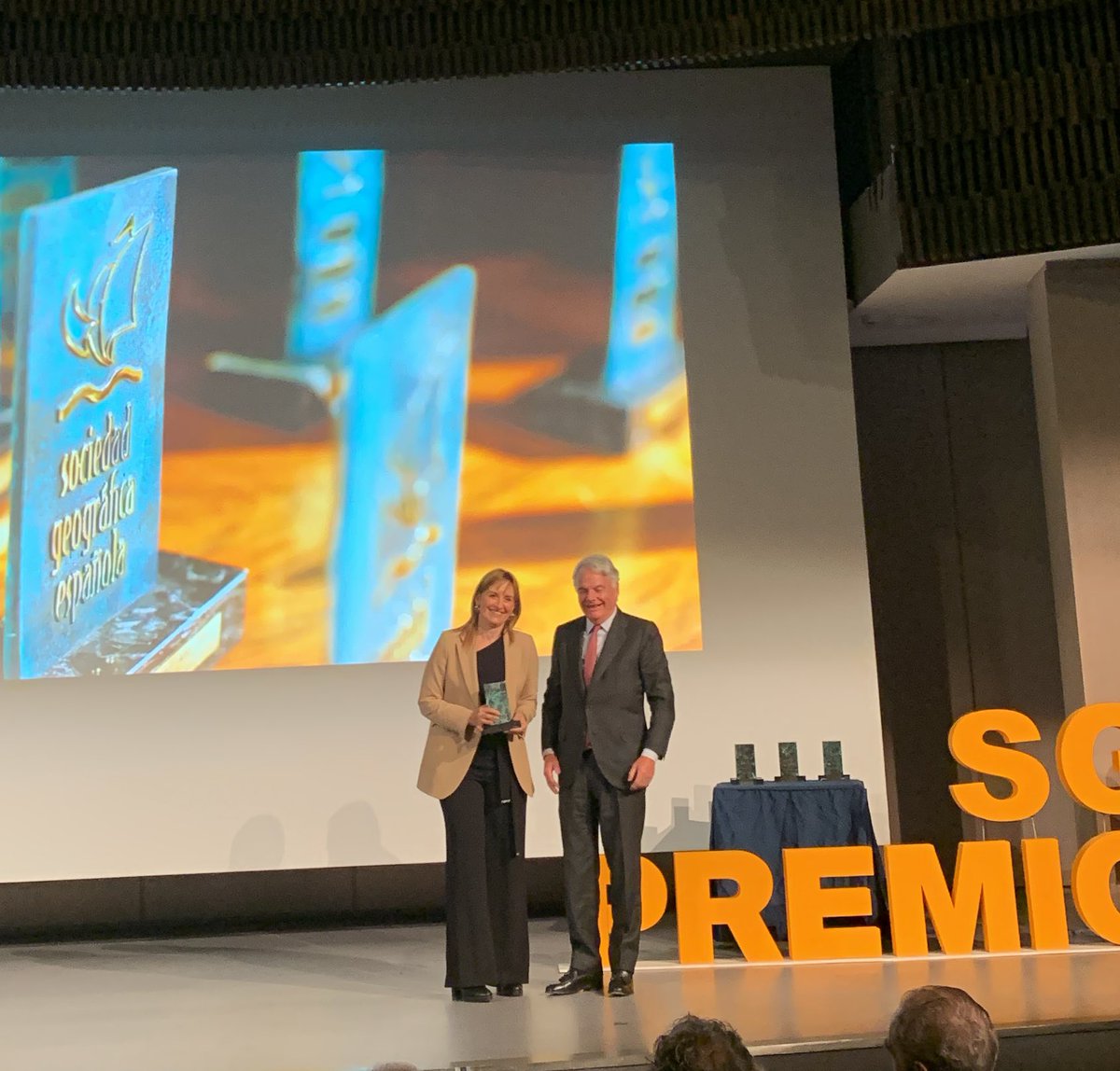 “Las estrellas siempre han sido faros que nos han iluminado el pensamiento, con ellas hemos construido historias, explorado y aumentado el tamaño de nuestro universo” Gracias Eva Villaver, Premio Investigación SGE 2023 #PremiosSGE