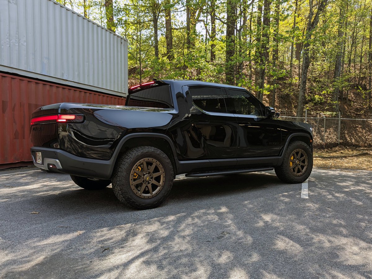 Team1ev's tweet photo. R800 wheels in Adventure Bronze paired with our RMaxx Running Boards 

#Rivian #rivianr2 #rivianr1t #r1t #rivianmotors #rivianofficial #rivianautomotive #R2 #R3X https://t.co/qP0itpFQ72
