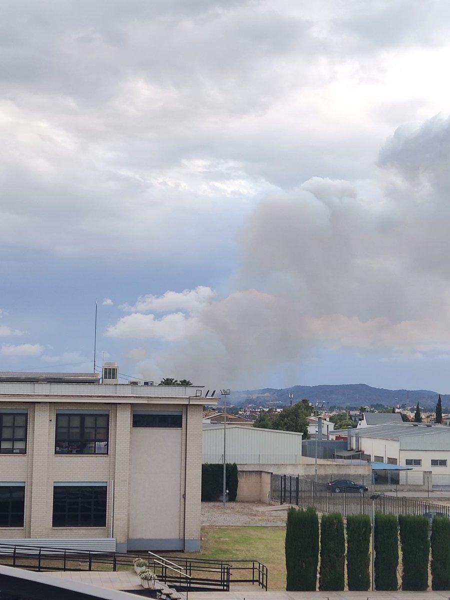 🔥 La columna del incendio de cañar ubicado en Riba Roja de Turia / Ribarroja es visible a varios kilómetros de distancia 🚒 #IFRibaroja 📸 @Andresagreda77 19:45h