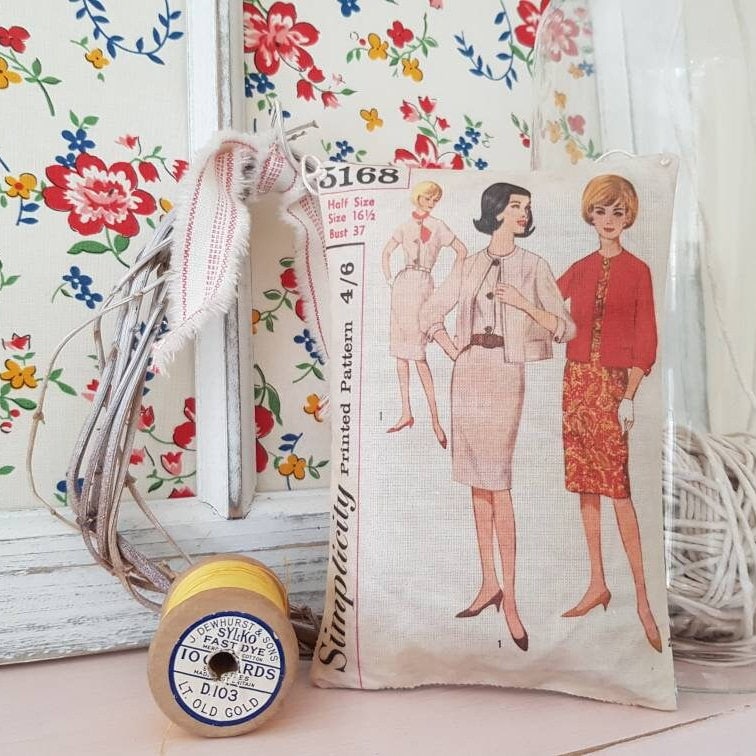 Perfect for anyone who loves sewing, this fabric vintage pattern has been made into scented gift sachet. It also comes ready to hang. This is one of a few different designs in my Etsy shop #womaninbizhour #sewinggift 
sarahbenning.etsy.com/listing/943524…