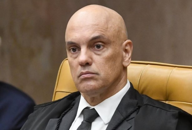 Metropoles's tweet photo. ➡️ Rumble é intimada por comissão dos EUA a entregar decisões de Moraes.

Comissão do Congresso norte-americano publicou relatório que acusa o STF de censura em ações do ministro Alexandre de Moraes.

Leia: https://t.co/eWBAROEwcM https://t.co/Mcm5O3PhEP