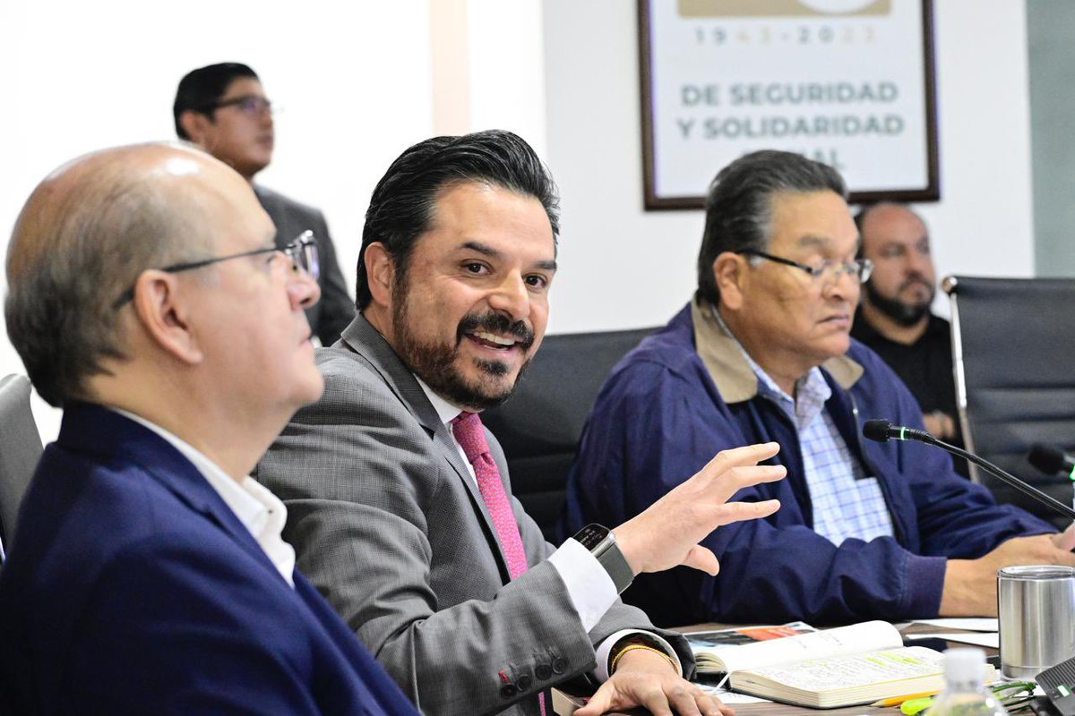 Nos reunimos con el Dr. Arturo Olivares, secretario general del #SNTSS y directores normativos, para revisar estrategias nacionales que benefician a trabajadores y derechohabiencia. Estamos trabajando en tres estrategias: •Educador en la prevención del sobrepeso y obesidad,…