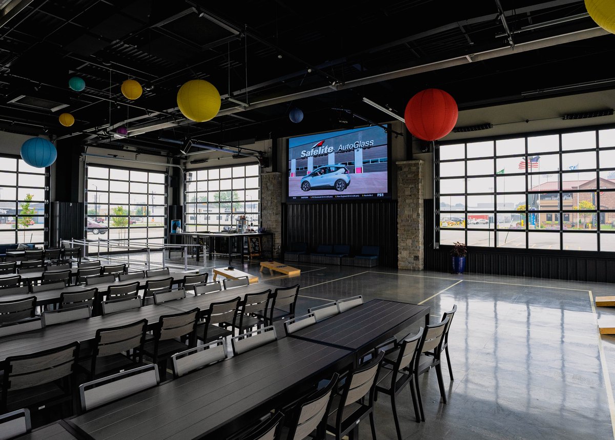 Our all-in-one smart LED display is perfect for multiple applications and venues, including this installation at The Bar on Holmgren Way in Green Bay! Bring this plug-and-play digital signage solution to your space quickly and easily. Learn more: ow.ly/SXFL50RnvH3 #dvLED