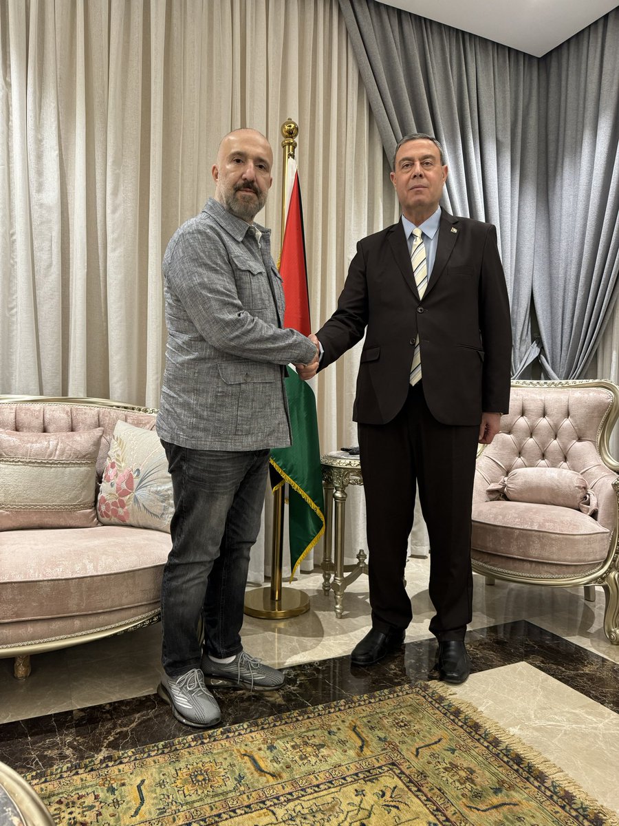 Filistin Kahire Büyükelçisi Sayın Diab Allouh beyefendiyi ziyaret ettik. Ziyarette Filistin’deki işgalci İtrail’in saldırıları sonucu yaşanan zor durumu değerlendirdik ve Osmanoğlu Yardımlaşma Derneği olarak Gazze için yapmış olduğumuz yardım faaliyetlerini anlattık. Bundan…