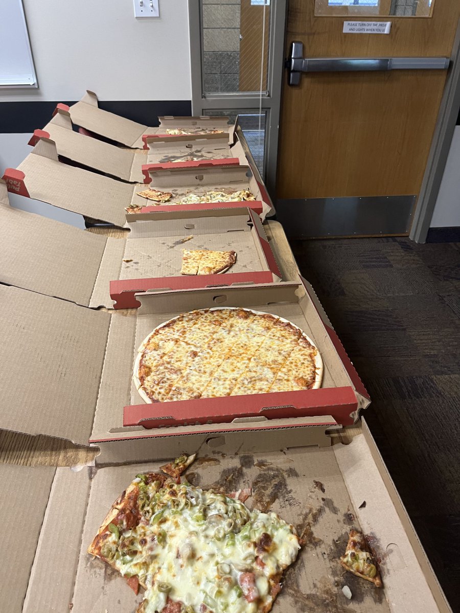 ⚪⚓🔵 ➡️On a staff visit we order @savoypizza.... 🍕The Pizza of Minnetonka Football. #WeBuildChampions