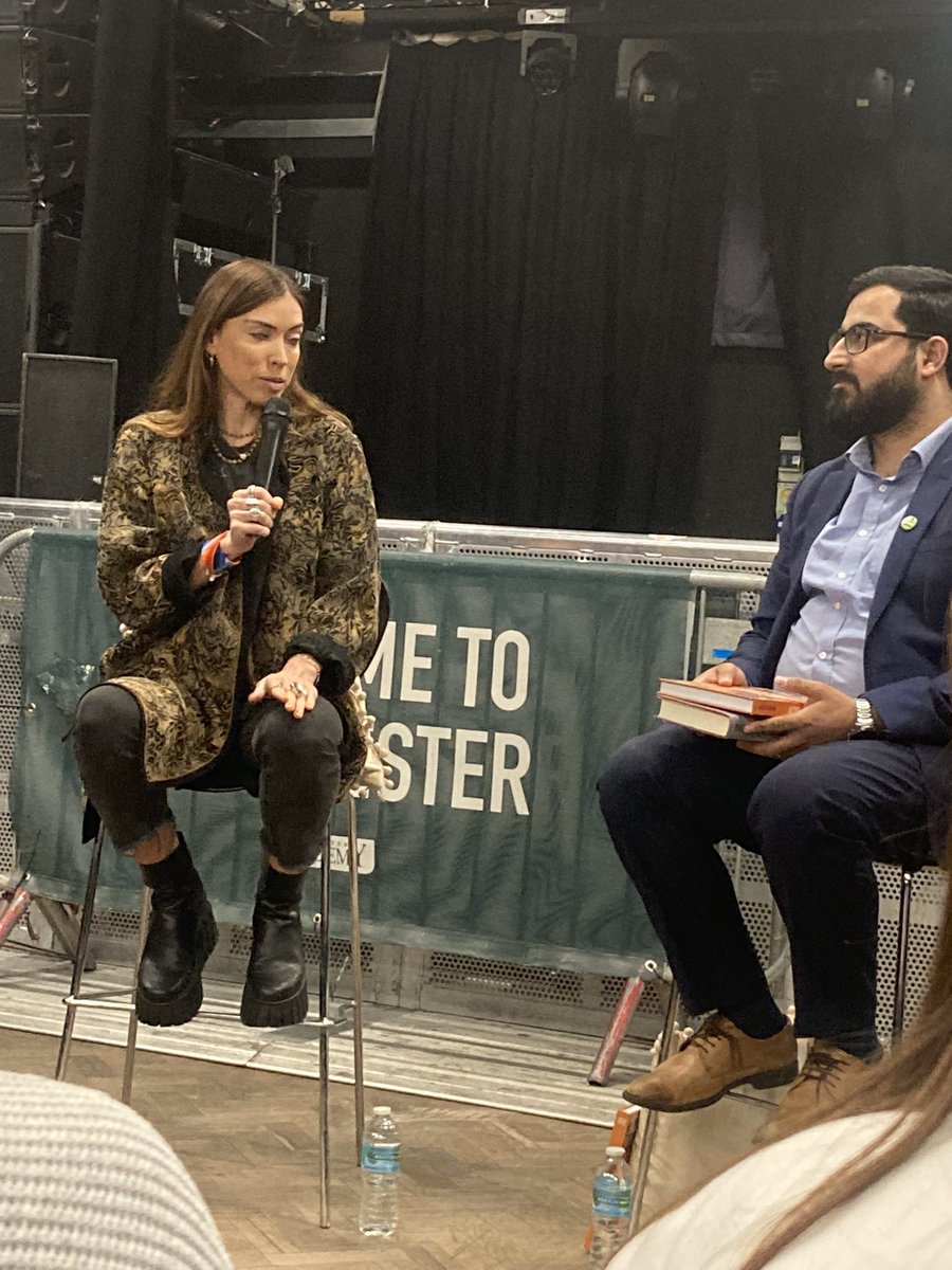 🗣️ “Don’t underestimate the power you have to change the world.” Inspiring words from @GulwaliP at ‘Stories of Migration’ with @Asylum_Speakers! 📚