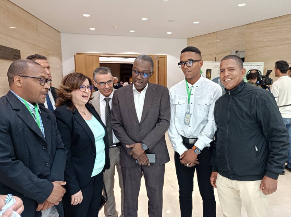 تشرفت اليوم بإلتقاط صورة تذكارية رفقة السيدة فازية دحلب وزيرة البيئة والطاقات المتجددة مع أصدقائي شباب ثانوية محمودي إبراهيم كرزاز لولاية بني عباس الفائزين بالمرتبة الأولى وطنيا لأحسن عمل بيئي في المسابقة الوطنية للتربية البيئية فئة أواسط ، عبر إختراعهم "سلة النفايات الذكية ".