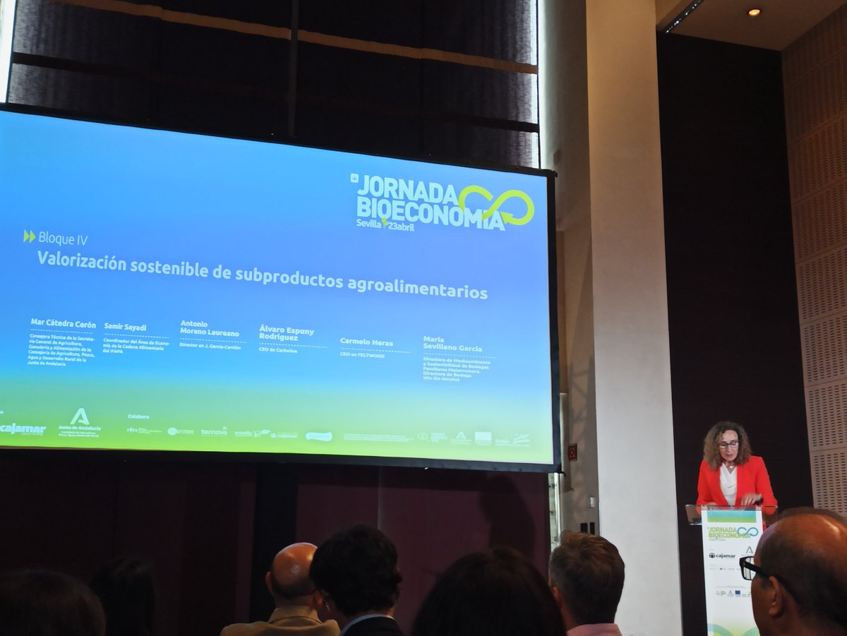 El martes nuestras compañeras <a href="/AnaBVigil/">Ana Vigil</a>  y @AnaLemusConejo asistieron a la Jornada de Bioeconomía organizada por <a href="/Cajamar/">Grupo Cajamar</a> <a href="/AgriculturAnd/">Consejería AgriPesca</a> en Sevilla.
Se expusieron proyectos e iniciativas de #I+D+i de  #bioeconomíacircular, ♻ y se focalizó en #proteína alternativa #PROSOST