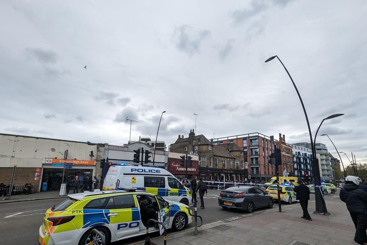 Kilburn High Road: Two people stabbed outside London Overground station londonworld.com/news/crime/kil…