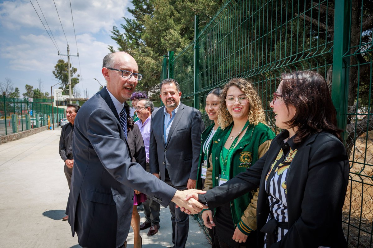 Acompañado de María del Rosario Sotelo, encargada del despacho del Plantel Isidro Fabela Alfaro, e integrantes del Ayuntamiento de Atlacomulco, entregamos obras y equipamiento, así como el cárcamo de bombeo de aguas pluviales para lograr una #UniversidadVerde. #SomosUAEMéx💚💛