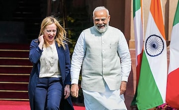 BIG NEWS 🚨 Italian PM Giorgia Meloni knows PM Modi is storming back to power on 4th June 🔥🔥  She invites PM Modi to G7 Summit in June ⚡

🚨 PM Modi spoke with her to thank her for the invite.

India is not a member of G7 ⚡
G7 comprises the US, Britain, Canada, France,