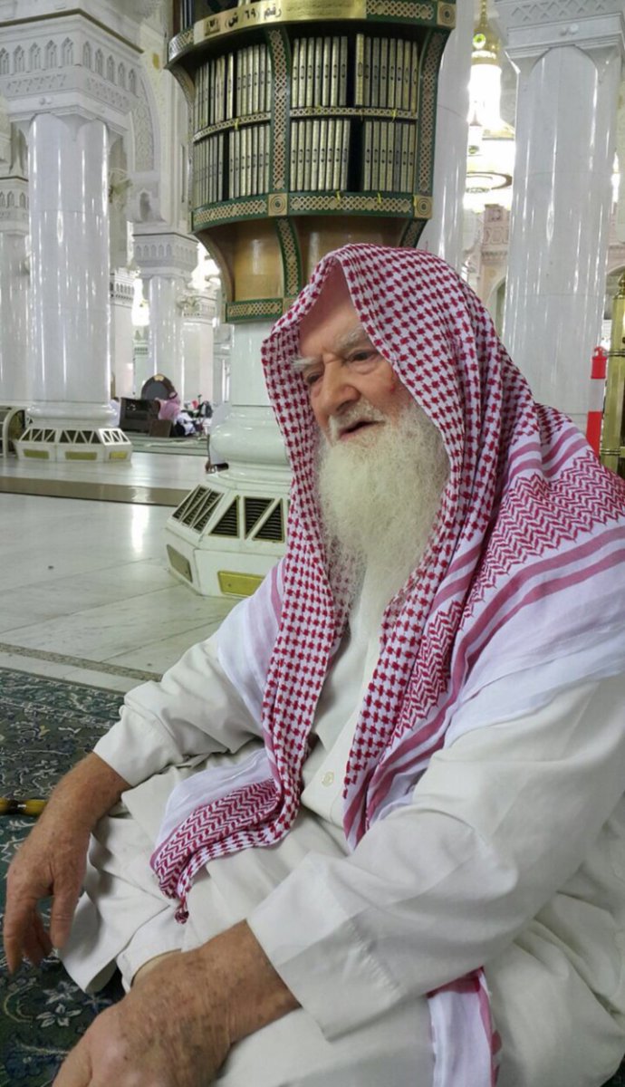 saud_abdulghani's tweet photo. الشيخ إسماعيل بن عبد الكريم الزعيم رحمه الله، ولد في مدينة حماه السورية عام 1931م ونشا ودرس بها وانهى مرحلة الدراسة المتوسطة، ثم انتقل لمدينة حلب وعاش لفترة ثم عاد الى حماه، كان يعمل في حماه تاجراً للحبوب وعلف المواشي، كان يُكنى بأبو وائل وبعد قدومه للمدينة أطلق عليه لقب أبو السباع لنشاطه وكرمه وبشاشة وجهه فاتخذه لقباً منذ اربعين عاماً وأصبح يعرف به، لديه من الأبناء 4 وائل وتوفي قبل  10 سنوات رحمه الله، وعبدالكريم، وعبدالهادي، وسعد وكانوا حوله يخدمونه قبل وفاته، هاجر إلى المدينة عام ١٩٨٣م و سكن بحي البحر، ثم انتقل الى شارع قباء النازل  قرب جادة قباء حالياً جوار البنك الأهلي قديماً وهو في منزله هذا منذ اكثر من 33 عاماً، عندما جاء الى المدينة اشتغل بأشياء بسيطة ثم اتجه إلى العمل الخيري اذ كان يُحبه منذ طفولته فا اتخذ من اطعام الطعام و اكرام الضيوف وسقايتهم عمل دائم له وكانت امنيته الوحيدة منذ صغره و شبابه مجاورة سيدنا محمد صل الله عليه وسلم، أكثر أقربائه في حماه بسوريا وله بالمدينة بنتين وولد، أصدقاؤه كُثر منهم الشيخ سليمان حجازي، والشيخ عبدالرحيم عويضة، والشيخ علي كردي وكان كفيله و صاحبه رحمهم الله جميعا، كان كثير النُّصح و المشُورة بالخير للجميع، يعجز اللسان عن وصف كرمه و اكرامه وتشهد على ذلك سفرته منذ أكثر من خمس وثلاثون عاماً بالمسجد النبوي، ثم بعد أن كبر سِنه أصبح يوزع القهوة والشاي والزنجبيل والتمر وغيره قُرب منزله بجادة قباء، كان صواماً (صِيام داود عليه السلام يصوم يوم ويفطر يوم)، قواماً تالياً لكتاب الله في كل ليلة ونصف يختم، زاهداً في الدنيا، كفل الكثير من الأرامل والمساكين، كانت له اخت وحيدة لم تتزوج فكان يكرمها أيما إكرام اكثر من أهل بيته واولاده، استقبل في بيته المتواضع ألاف الزوار، وكان له من الخبايا وأعمال الخير ما لا يعلمه إلا الله، كان صادقاً مُحسناً ولم يُسمع منه كلام غير ذكر الله والدعاء و النصح لله ولرسوله وكان عمله خالصاً لله نحسبه كذلك ولا نزكيه على الله، له صُورتين هُنا الاولى في شبابه، والأخيرة في آخر سنة ينزل بها لسفرة الحرم، توفي بالمدينة يوم الثلاثاء ٧ شوال من عام 1445 هجري عن عمر يناهز 96 عاماً، وصُلي عليه فجر الأربعاء ودُفن في البقيع (المصدر ابنته ا. عائشة إسماعيل الزعيم حفظها الله).