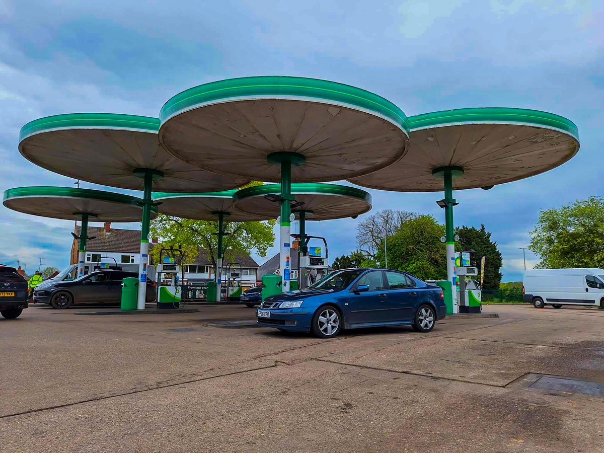 JonShenanigans's tweet photo. Stumbled across this beauty of a petrol station... Someone should make a video about it.  #saab #cars #petrolstation #bp https://t.co/m4dPJdxHBd