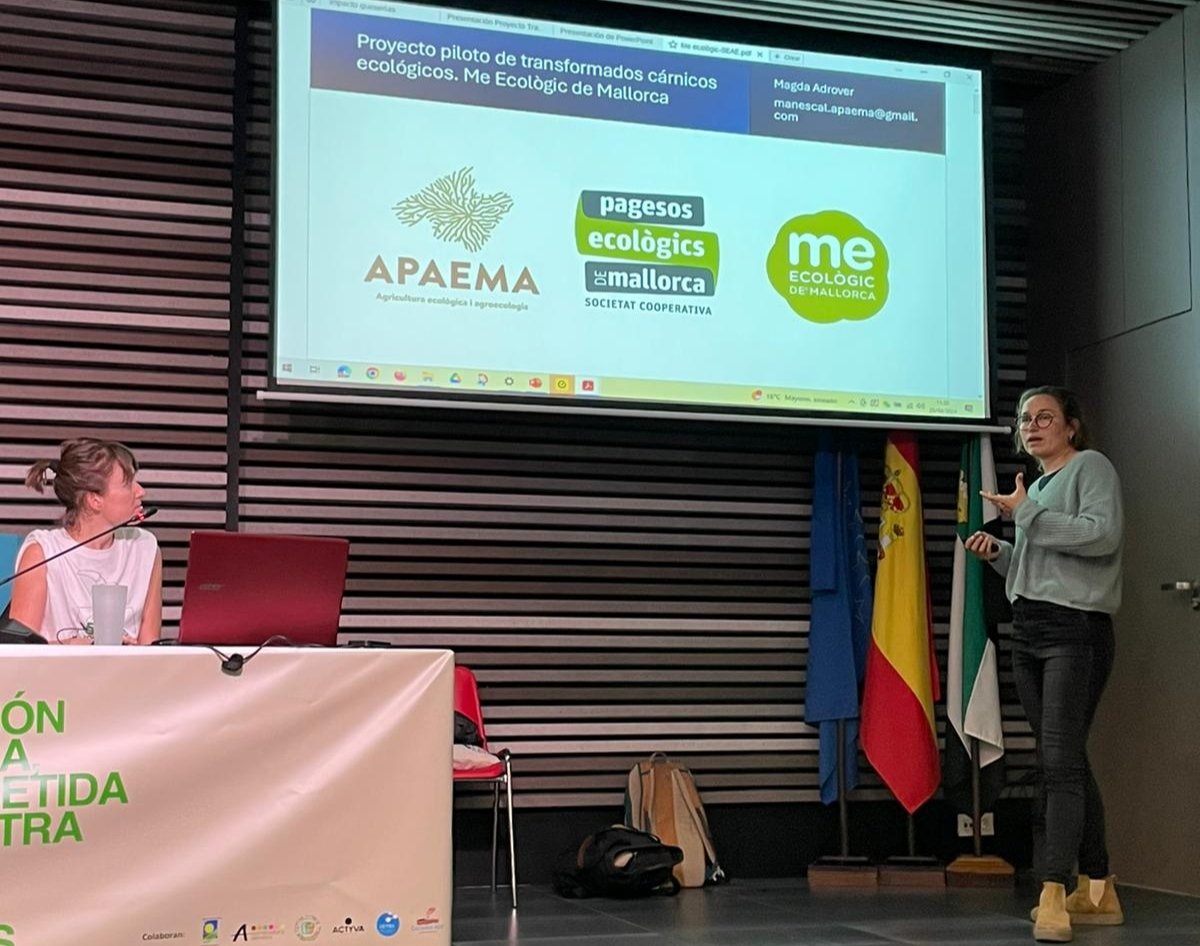 No només anam a darrera les ovelles. Avui la nostra manescala ha participat d'aquesta taula al congrés d'Agricultura Ecològica per explicar el projecte del Me ecològic de la cooperativa. Endavant ses atxes!