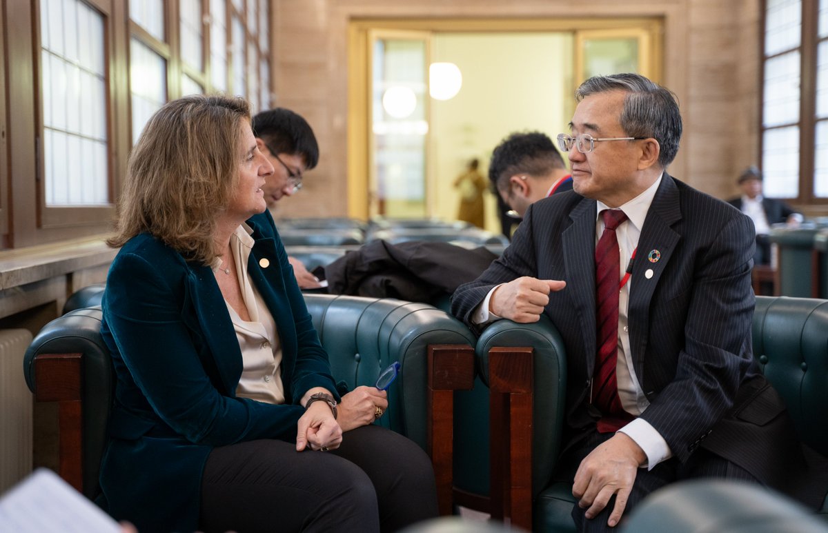 La vicepresidenta @TeresaRibera avanza en su agenda de bilaterales en el 'Petersberg Climate Dialogue 2024' de Berlín Esta tarde, reunión para conocer al nuevo enviado especial de China 🇨🇳 para Clima, Liu Zhenmin, con quien ha abordado el gran reto global de la descarbonización