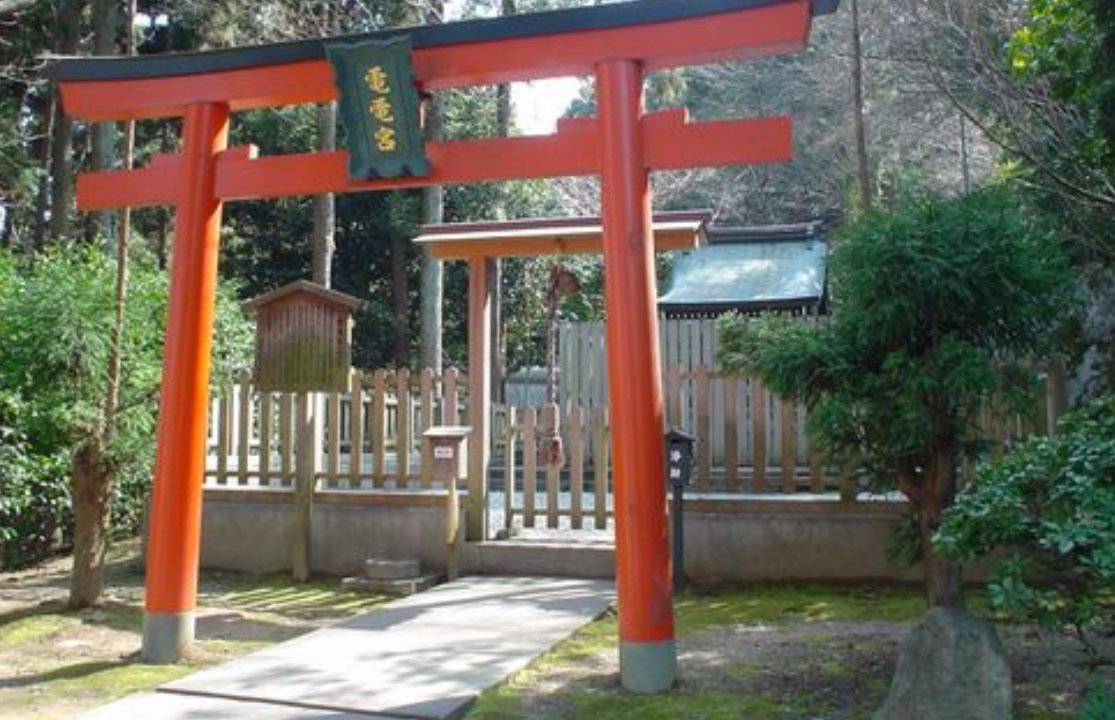 <a href="/thueringende/">Freistaat Thüringen</a> @tmwwdg Wichtig der Schrein.
Denn vmtl. wirkt das Gebet auch remote - logisch:
#Gott für Digitalisierung!  

Bitte gleich aus der TSK, @BenjaminHoff, für das Seniorenmedienbildungskonzept beten: t1p.de/ramboll23 und mit <a href="/fasco/">Jochen Fasco</a>, das verstärkt die Wirkung!

atlasobscura.com/places/dendengu