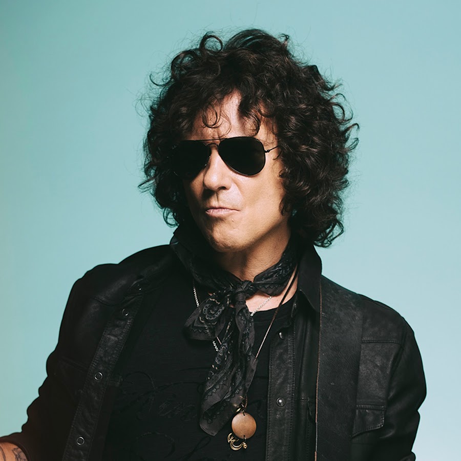 Bunbury se abre a la posibilidad de una última reunión de Héroes del Silencio .

Durante el lanzamiento de su libro ' La Carta' bunbury comentó: Confrome voy cumpliendo años , pienso por un lado , que tengo menos años por delante en los que podría hacer una cosa así. 
Y otros…