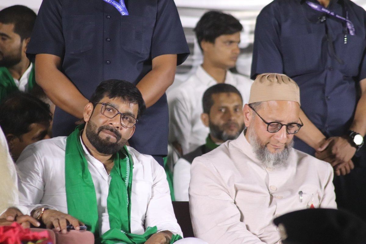 imshaukatali's tweet photo. #PDM की पहली विशाल जनसभा को @asadowaisi साहब@pallavi_apnadal ने संबोधित किया दोनों नेताओं को सुनने के लिये जनसैलाब उमड़ा 
शुक्रिया बनारस https://t.co/cnPyndlbV1