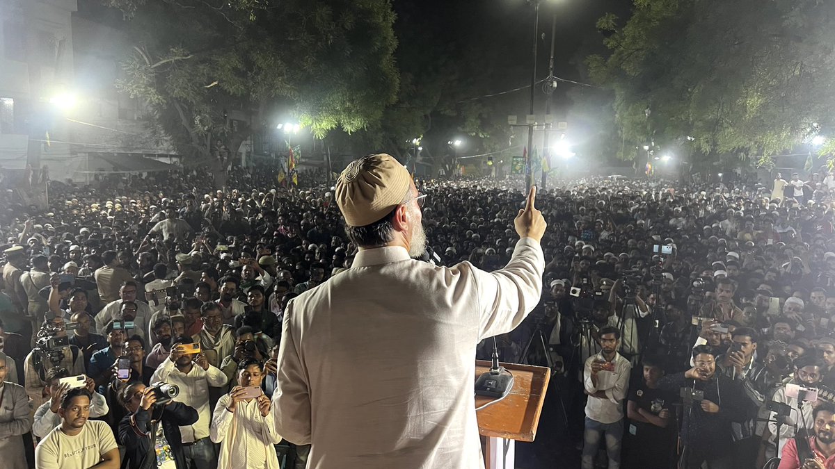 imshaukatali's tweet photo. #PDM की पहली विशाल जनसभा को @asadowaisi साहब@pallavi_apnadal ने संबोधित किया दोनों नेताओं को सुनने के लिये जनसैलाब उमड़ा 
शुक्रिया बनारस https://t.co/cnPyndlbV1
