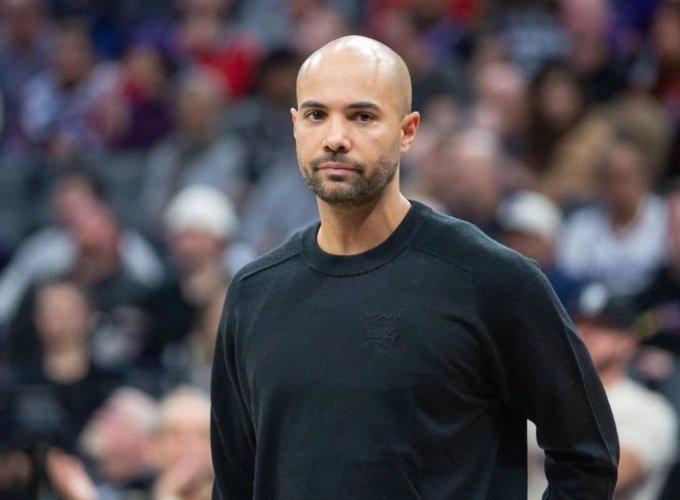 Jordi Fernández lava platos en un restaurante de Amsterdam. Es apenas un jovencito y no sabe ni siquiera una palabra de inglés. 

Con la esponja y el detergente dibuja jugadas que luego el agua se encargará de borrar. 

Aún no sabe lo que el futuro tendrá preparado para él.