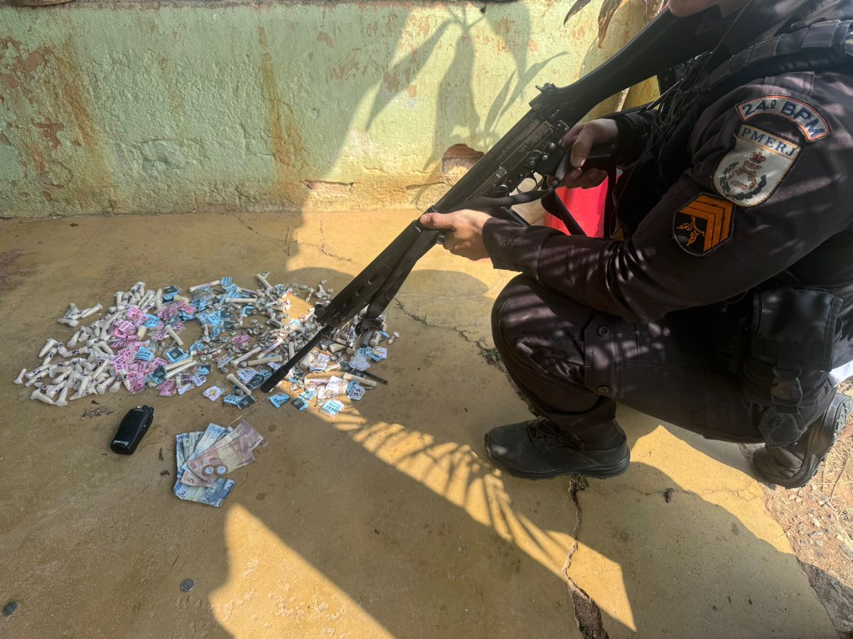 FW_NEWSS's tweet image. Drogas, dinheiro em espécie e rádio transmissor apreendidos por nossos policiais do #24BPM, nesta quinta-feira (25/04), durante ação realizada na comunidade da Caixa D'Água, em #Queimados. Dois criminosos foram presos em flagrante.