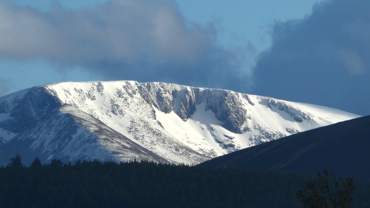 Early evening sun lighting up today's fresh dusting of snow in Coire an Lochain in the #Cairngorms ... 25th April.