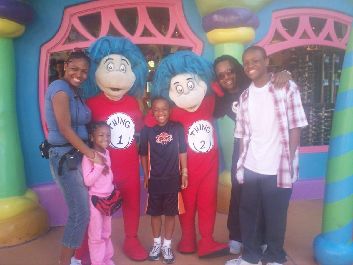 2007 Throwback 😁

We're still the same fun-loving family 💯

📸 Universal Studios. Enjoying Life Always ✌️ 💘 ♾️ #DoSomethingExtra #EnjoyingLifeAlways #ThrowbackThursday #Florida #UniversalStudios