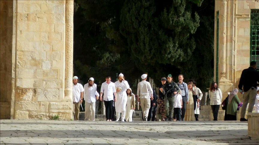 İsrail polisinin korumasındaki 1600'den fazla yasa dışı Yahudi yerleşimci, işgal altındaki Doğu Kudüs'ün Eski Şehir bölgesinde bulunan Mescid-i Aksa'ya baskın düzenledi.