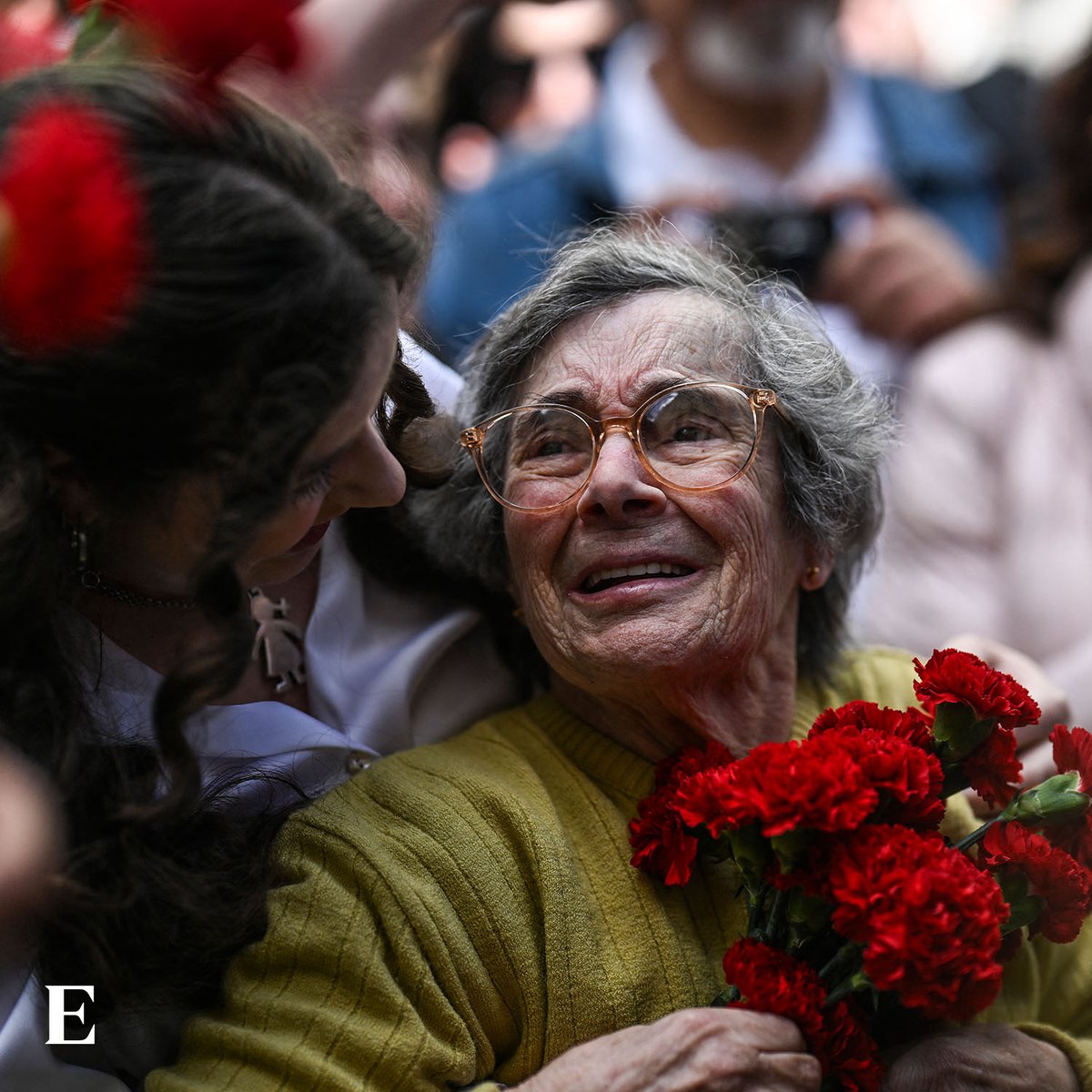 🌹 O olhar emocionado de Celeste Caeiro. Aos 90 anos, a mulher que entregou os cravos vermelhos aos militares na Revolução do 25 de Abril esteve no desfile militar, em Lisboa.

Leia a história de Celeste: expresso.pt/webstories/cel…

📷 Patrícia de Melo Moreira/AFP via Getty Images