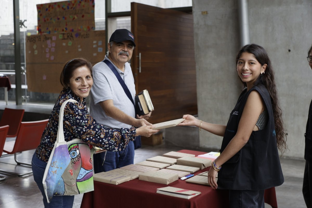 Así celebramos el #DíaMundialDelLibro en la BV: libros a micrófono abierto, bibliomancia literaria, muro de recomendaciones literarias, separadores de libros y cita a ciegas con un libro.

¡Gracias por acompañarnos!
#BibliotecaVasconcelos
#I♥️BV🐋📖
#booklovers