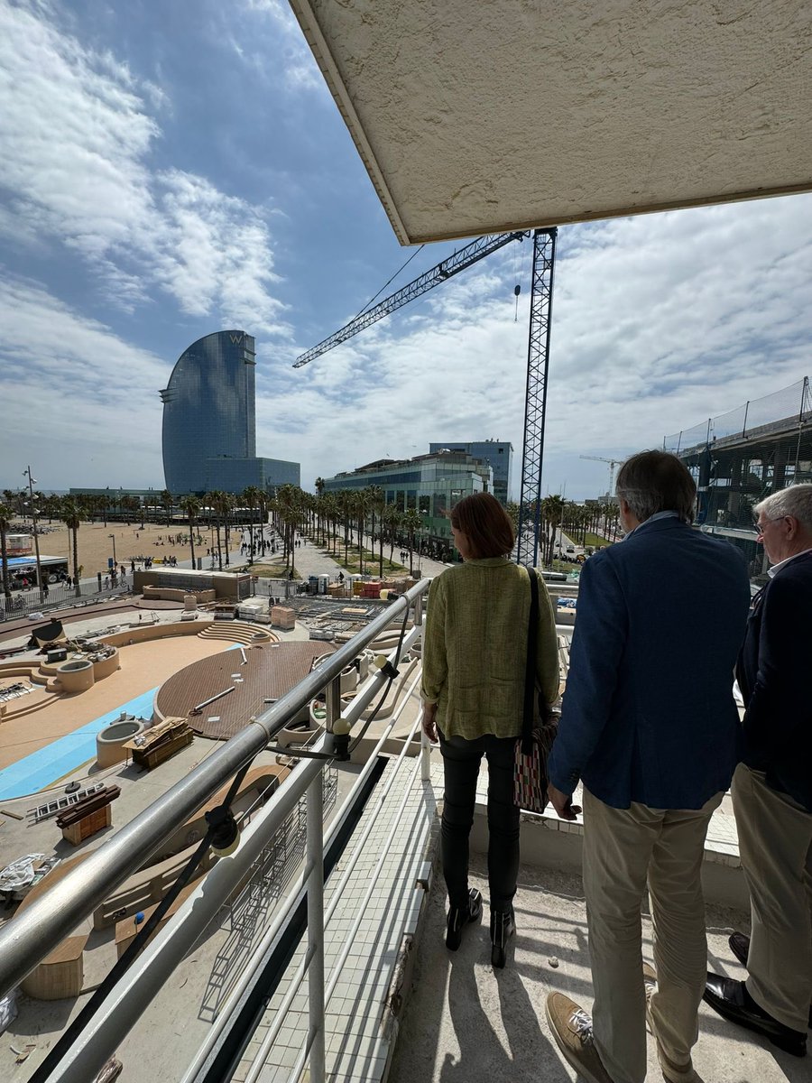 anna_caula's tweet photo. SOSTENIBILITAT \ 🍃 L’esport, agent clau per un futur més sostenible
☀️ El @CNBarcelona ens ensenya el camp solar híbrid privat MÉS GRAN D'EUROPA 👉 1.041 panells híbrids
I més 👉 projecte de filtració de piscines per perlita, la dessalinització d'aigua de mar 💧
#proactivitat https://t.co/krRdMYlh0o