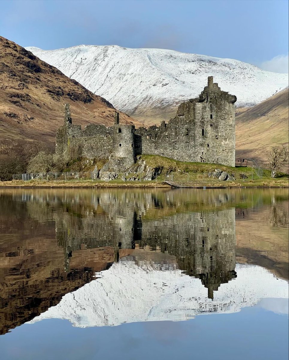 Mirror, mirror on the loch... 🏰✨ With whom would you like to see this iconic #Scottish #castle? 📍#Kilchurn Castle, #Oban 📷 IG / nicole_turnrer_photography Head to our blog for more iconic spots in #Argyll 👇 hubs.li/Q02sFZD80 #WildAboutArgyll @historicscotland