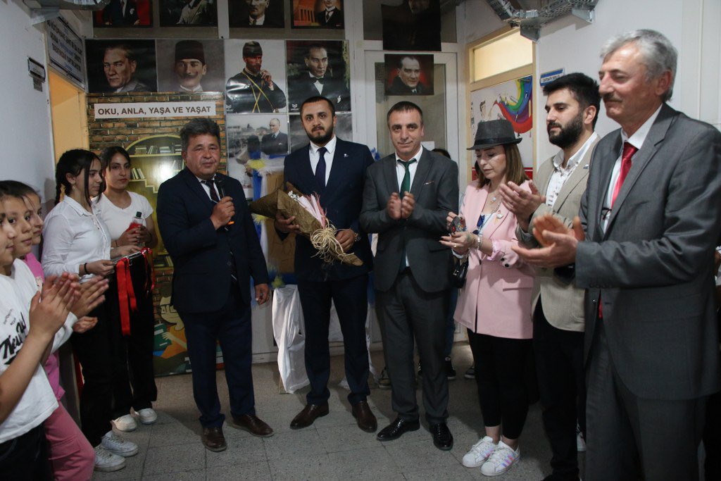 dededagiortaok1's tweet photo. Katılımlarından dolayı Bafra İlçe Milli Eğitim Şube Müdürü Osman ÇAKIR, Dededağı Şehit İsa Kurt İlkokulu Müdürü Abdullah AYDIN, değerli öğretmen arkadaşlarımız ve konuklarımıza teşekkür ederiz.
@mehmetalikatip1 
@osmancakir60 
@bafra_mem https://t.co/cpaEhu1qB8