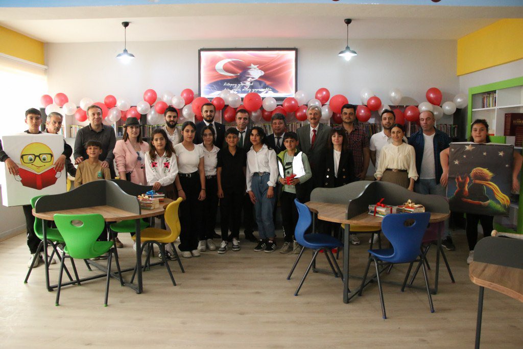 dededagiortaok1's tweet photo. Katılımlarından dolayı Bafra İlçe Milli Eğitim Şube Müdürü Osman ÇAKIR, Dededağı Şehit İsa Kurt İlkokulu Müdürü Abdullah AYDIN, değerli öğretmen arkadaşlarımız ve konuklarımıza teşekkür ederiz.
@mehmetalikatip1 
@osmancakir60 
@bafra_mem https://t.co/cpaEhu1qB8