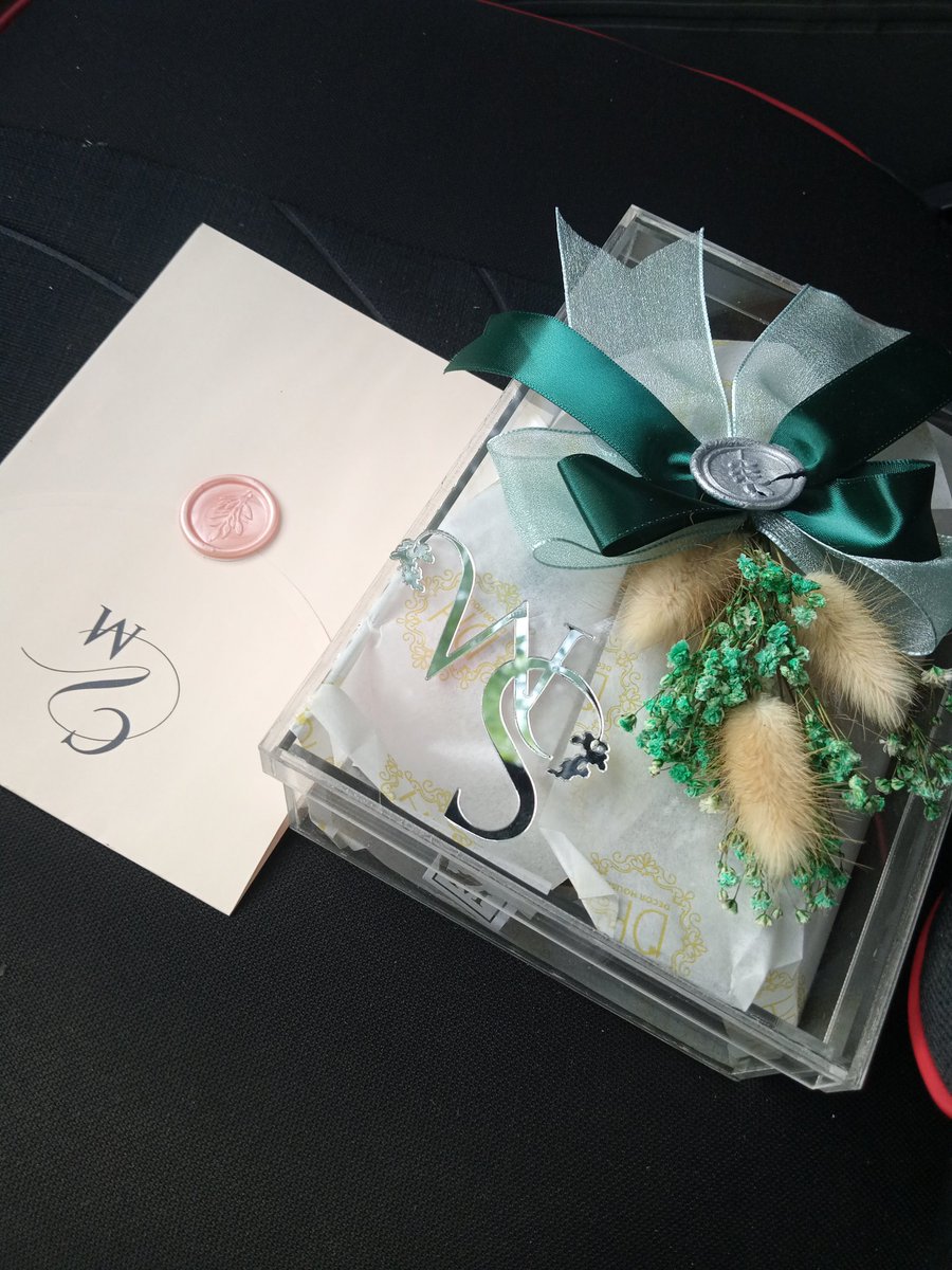 Toʻyga taklifnoma ekan. Prosta shokdaman. Man bilgan taklifnomalar oldin kichkina oddiy qogʻozda boʻlardi.