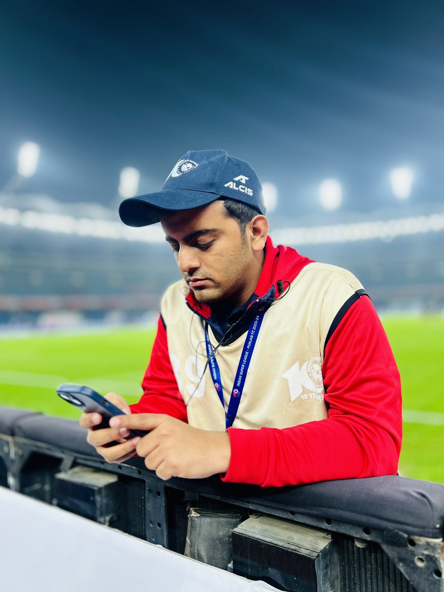 Digital Reporter at 𝐃𝐮𝐭𝐲 📲💼

@IndSuperLeague 2️⃣0️⃣2️⃣3️⃣-2️⃣4️⃣ Season at📍JLN Stadium, New Delhi 

#indiansuperleague #isl #pressconference #pre #match #rgpunjabfc #isldiaries #digital #reporter #media #football #instagram #football #socialmedia @RGPunjabFC