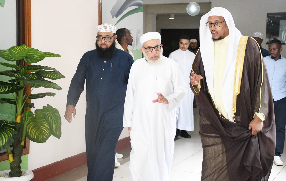 Sheikh Ahmad bin Hassan Al- Mualim, a renowned Muslim scholar from Yemen, paid a visit to Jamia Mosque Nairobi earlier today where he delivered a pre-dhuhr lecture and given a mosque tour by our Imam @JamaludinSheikh