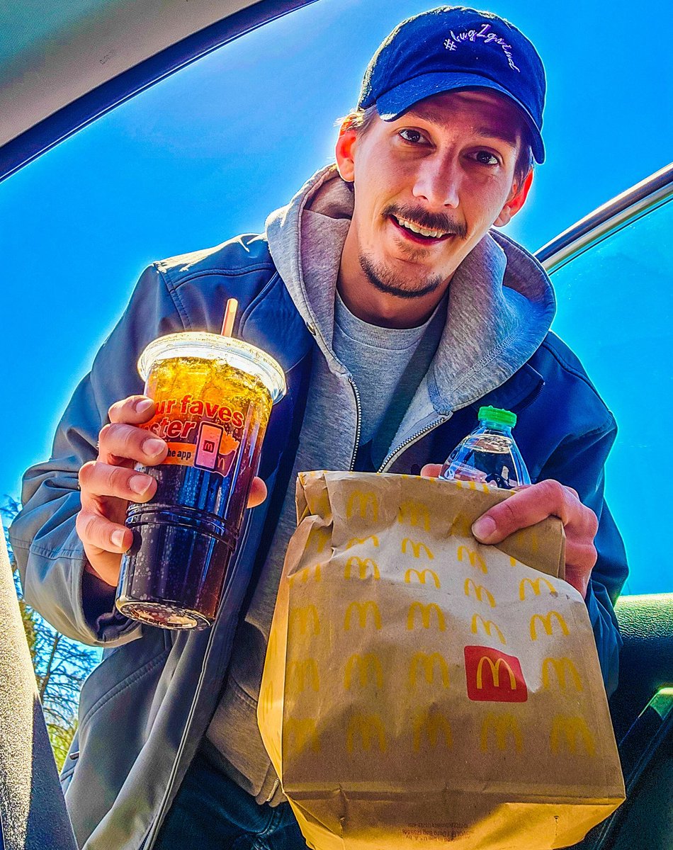 xBugZxo's tweet photo. Went to my daughters elementary school with Mcdonalds to have lunch with her today for the last time there since she is going into middle school next year. 🙌😄😭
#bittersweet
#dadlife 👨
#BugZnB 💜💕
#bugZgrind 💜🖤🤍 https://t.co/NwGAPABOVU