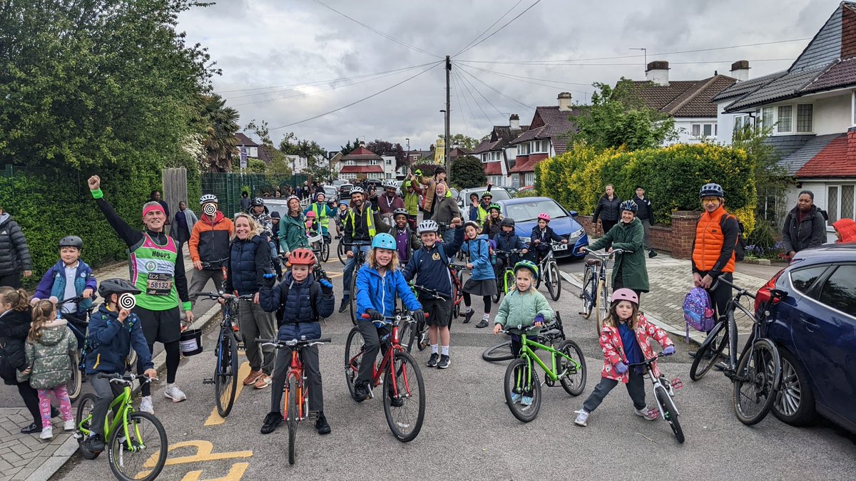 #CoopersLaneBikeBus starts our weekly journey to @CoopersLaneSch in a traffic free space, and we end in our fantastic #SchoolStreet in @LewishamCouncil . We hope you will join us one week @Brenda_Dacres @willnorman @SadiqKhan Our children love the opportunity to cycle to school.