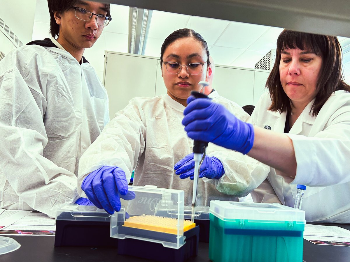 Seniors from Ronald Reagan High School in #Milwaukee participated in the annual DNA Day event at Medical College of Wisconsin. DNA Day is put on by a partnership between the Mellowes Center and the Master of Science in Genetic Counseling program. The goal of the event is to…