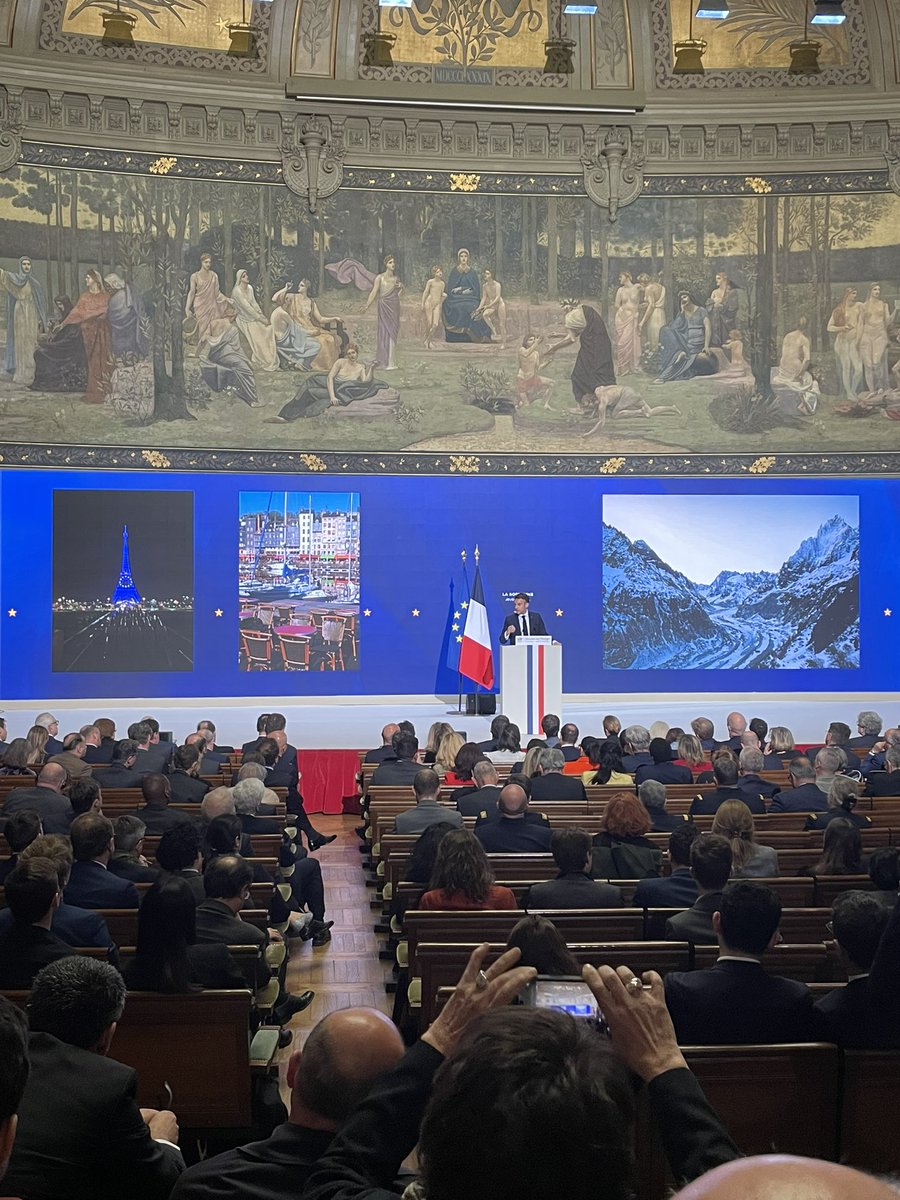 Plaisir intact d'écouter le discours combatif d'un Européen convaincu @EmmanuelMacron. Ne rien lâcher de cet idéal qui nous protège, nous renforce, nous promet ! 🇪🇺