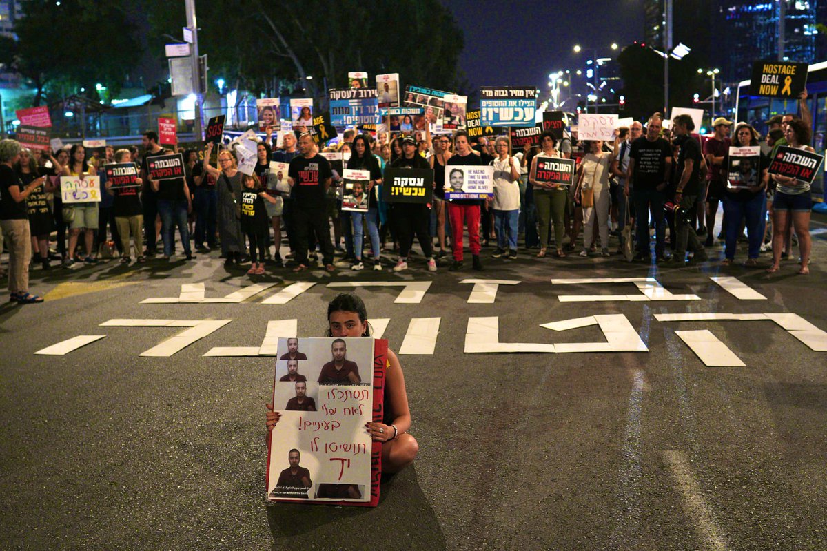 💥Libby Polin-Goldberg, sister of Hersh, a video of whom Hamas released yesterday, protesting by military headquarters in Tel Aviv on the 202nd day of her brother's captivity. (Nevet Kahana)