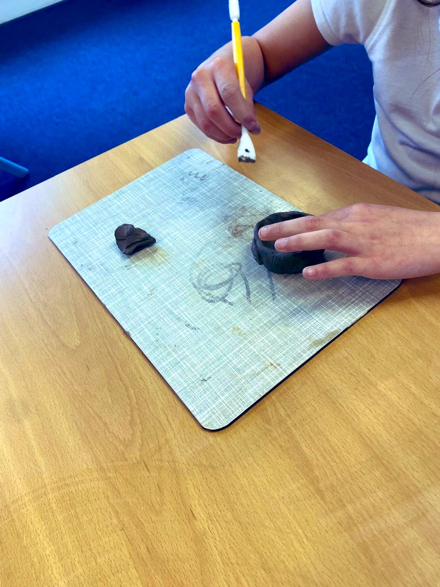 Year 1 & 2 have been busy making clay pinch pots this afternoon in their art lesson. They were practising the score and slip technique. 🧑‍🎨 
#weareartists