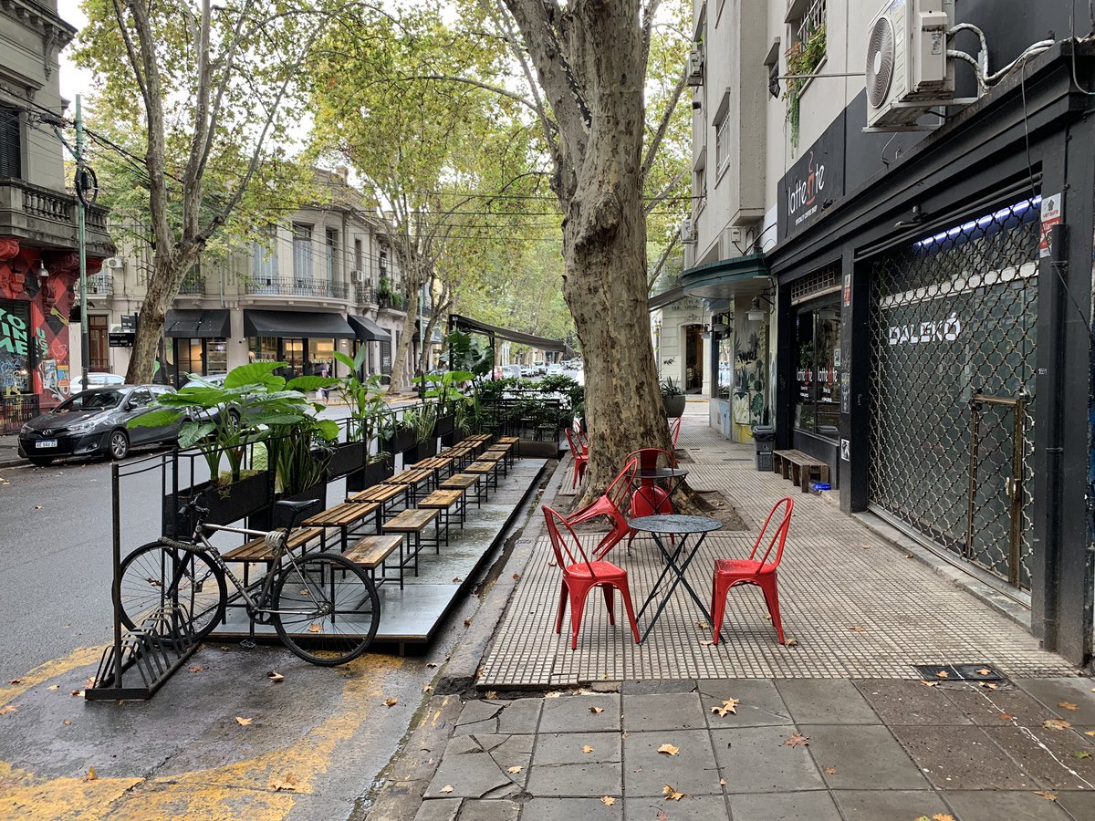 Buenos Aires🇦🇷’in öğrettikleri#3 Bütün gün yerinden oynamayacak 4 tane otomobil yerine şöyle bir düzenle hem esnafa ekonomik katkı, hem belediyeye ekstra vergi geliri hem de yayalar için engelsiz geçiş alanı yaratabilirsin.