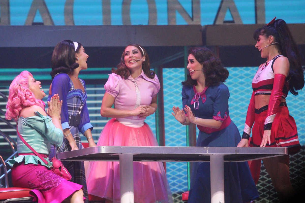 María León tweet media