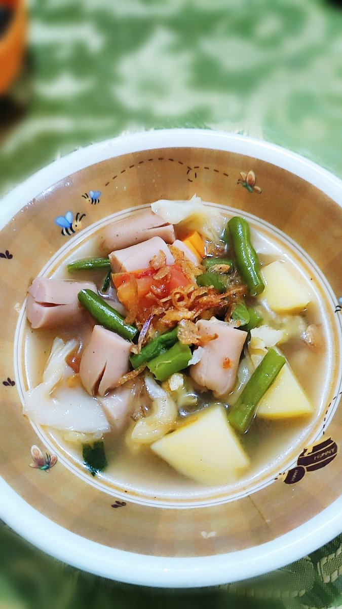 CandyqueenMaria's tweet photo. Dinner timr๐๐
Buat sop2an saussge homade by me yang simple, enak jadi gk males makan sayur...
Rsnya enak, Dan kuah nya ngaldu bgt ๐๐๐
#soup #indonesiansoup #vegetablesoup #dinner #homade #foodie #taste #hungry #sopsayur #supsosis #indonesianfood #food #sopsopan #taste #yumy https://t.co/j5SxEePWFk
