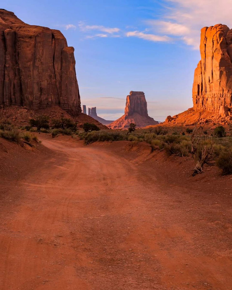 Monument Valley Tribal Park 🇺🇲🌵

📸 @roy.coffee83

#conexaoamerica
#monumentvalley #instagramaz #arizona_landscapes  #visitarizona #ig_arizona #see_arizona #arizonaphotographer #weroamarizona #azfamily #arizonaadventures #arizonasky #arizonahiking #monumentvalleynavajotribalpark