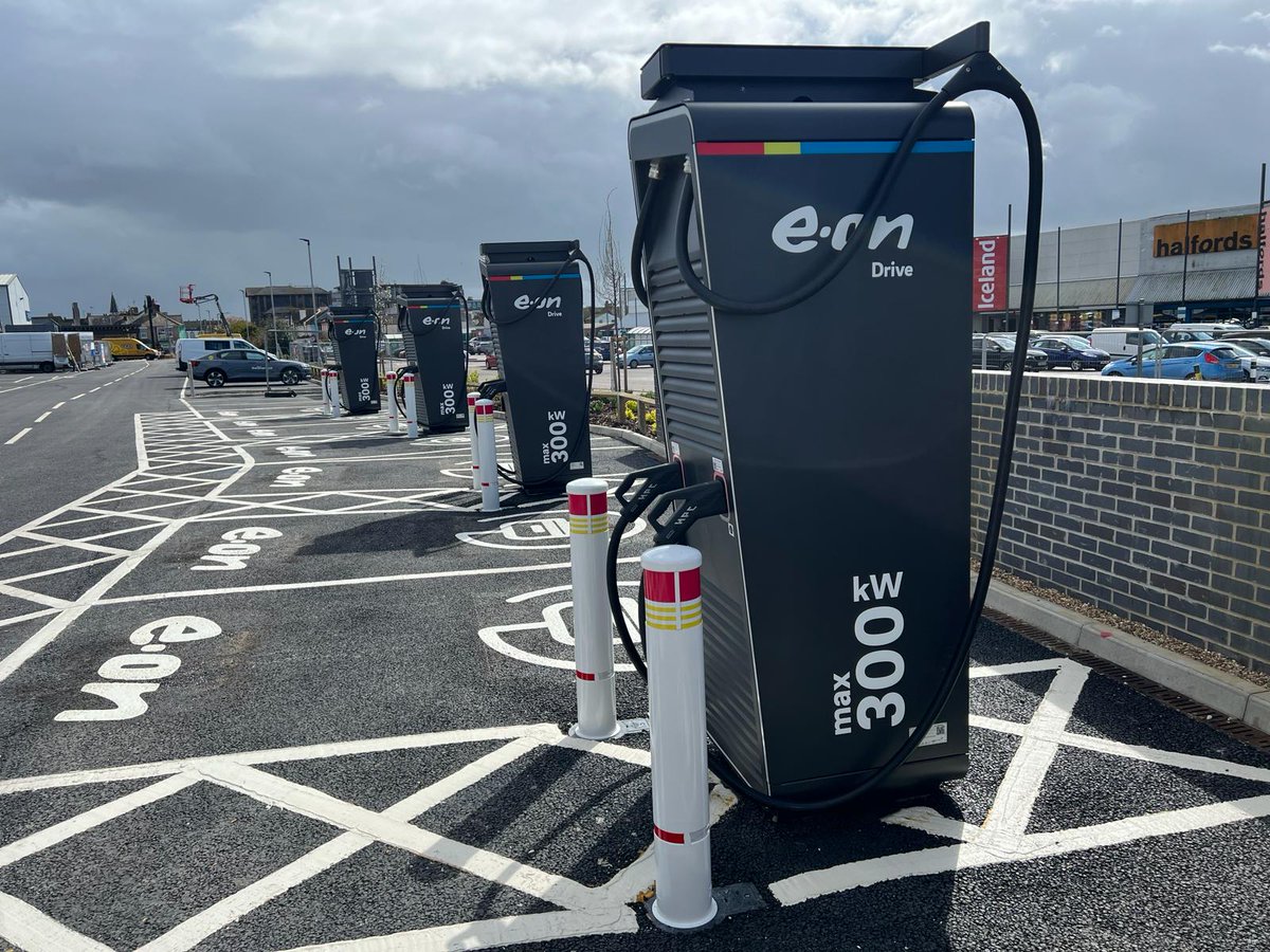 E.ON Drive Infrastructure's newest charging hub is now live at Clacton-on-Sea ready for the weather to start improving and trips to the seaside! ☀️⚡🚗

8x300kW chargers at the newly opened Clacton Trade and Leisure Park, C015 1HX. 

maps.app.goo.gl/9VAQHcR6bemJbj…