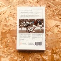 𝐑𝐄𝐒𝐓𝐎𝐂𝐊 | THE SOCCER SYNDROME by John Moynihan One of the all-time football writing classics, first published in 1966 and wonderfully evokes the spirit of the age. W/ foreword by Patrick Barclay and afterword by @LeoMoynihan @FDpublishing 🛒 stanchionbooks.com/products/the-s…